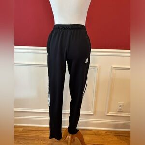 Adidas boys sweatpants. Size 13-14Y. Zipper pockets.